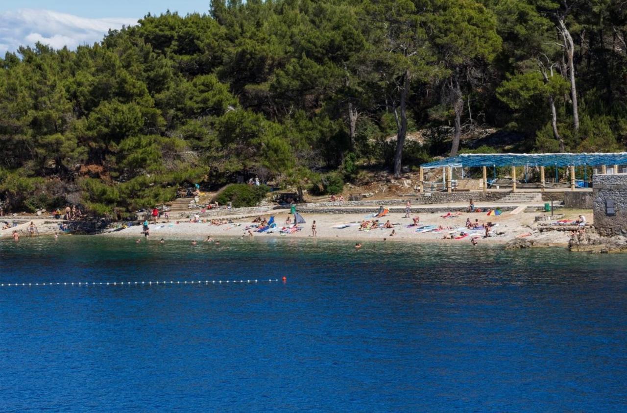 Mediterranes Ferienhaus M. Terrasse Veli Losinj Bagian luar foto