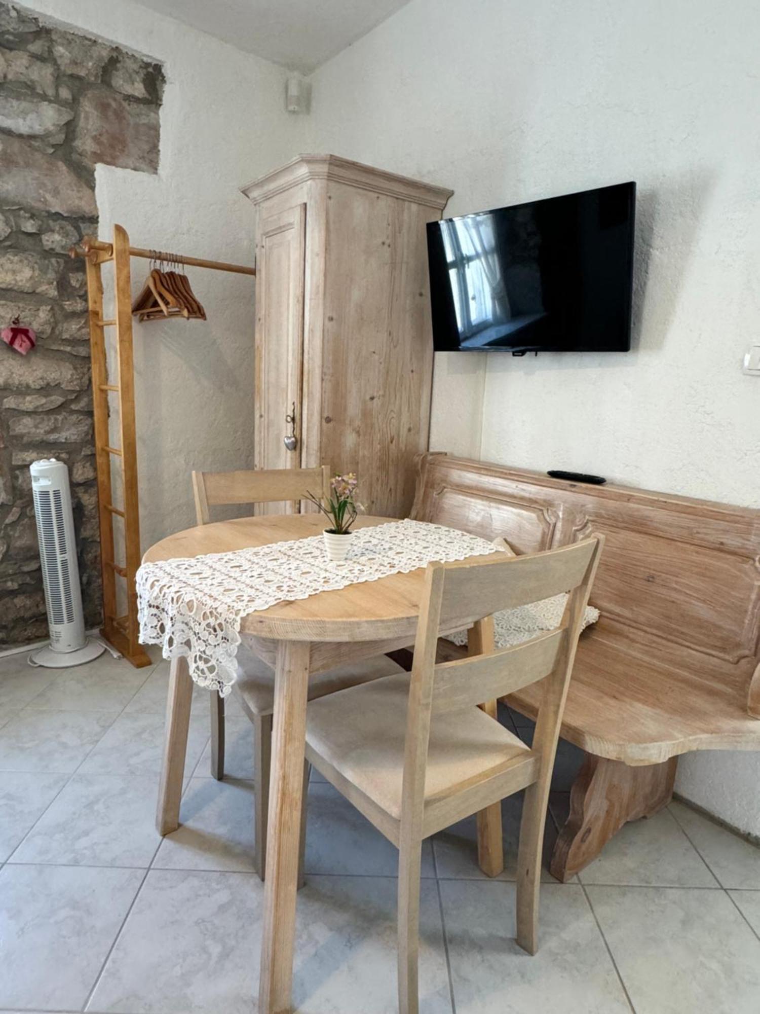 Mediterranes Ferienhaus M. Terrasse Veli Losinj Bagian luar foto