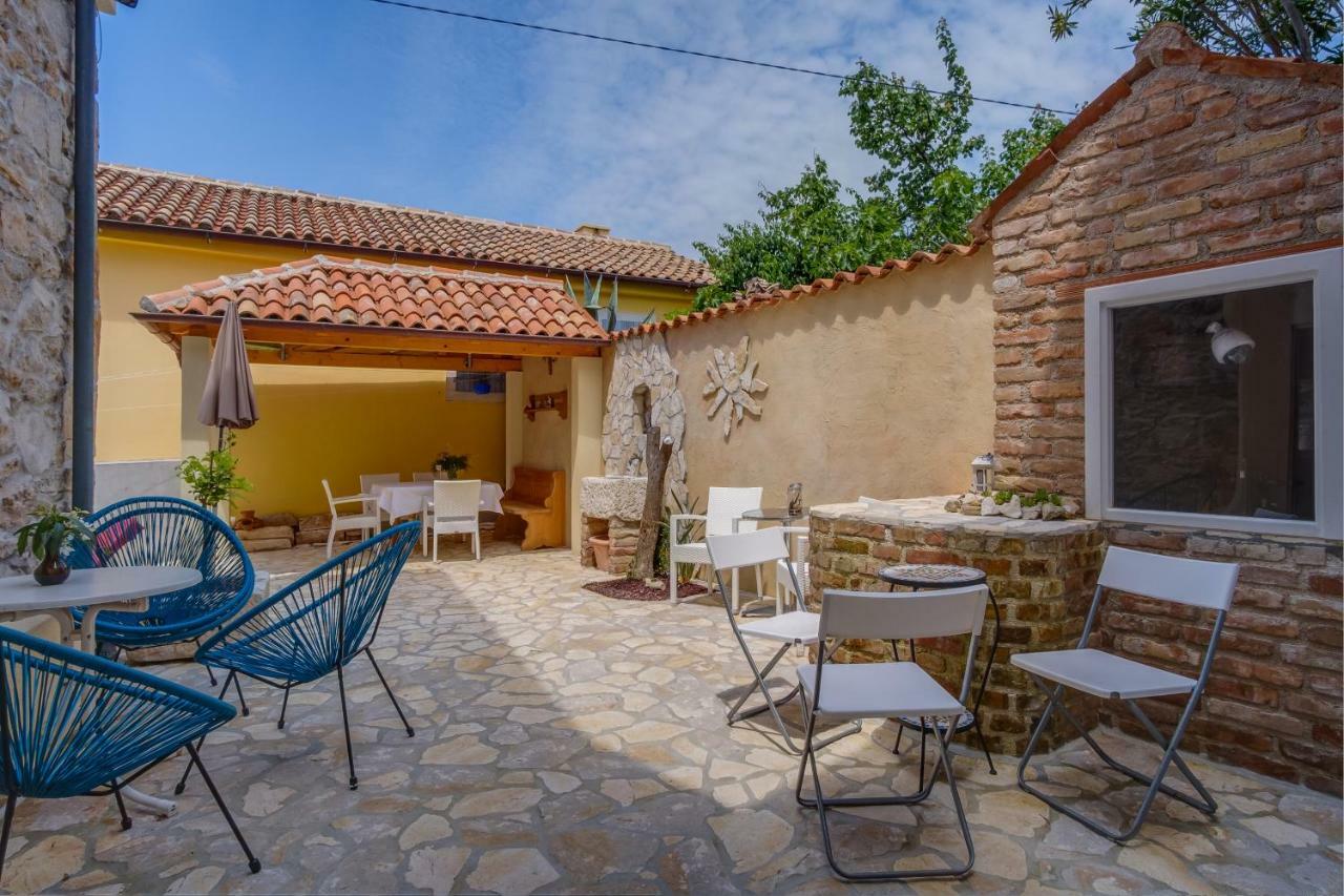 Mediterranes Ferienhaus M. Terrasse Veli Losinj Bagian luar foto
