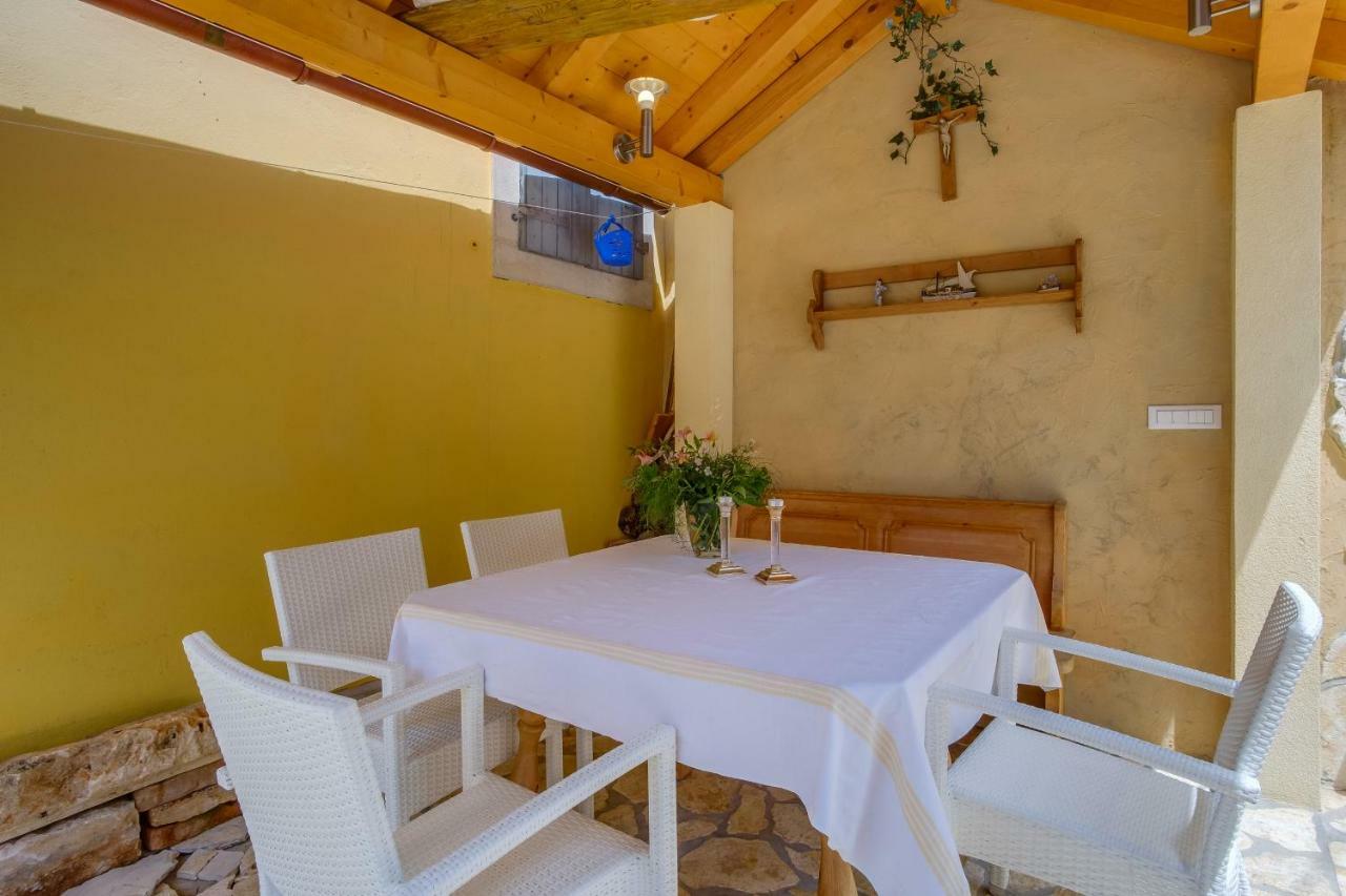 Mediterranes Ferienhaus M. Terrasse Veli Losinj Bagian luar foto