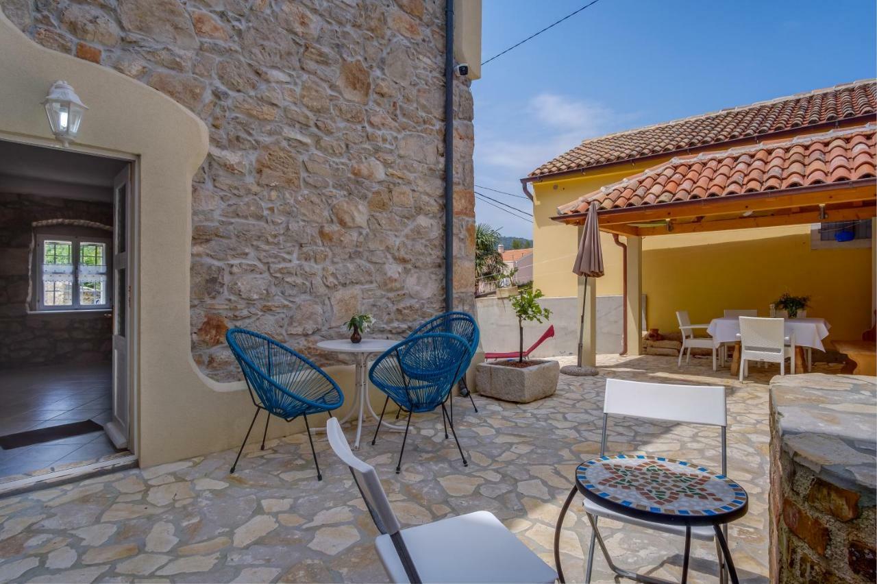 Mediterranes Ferienhaus M. Terrasse Veli Losinj Bagian luar foto