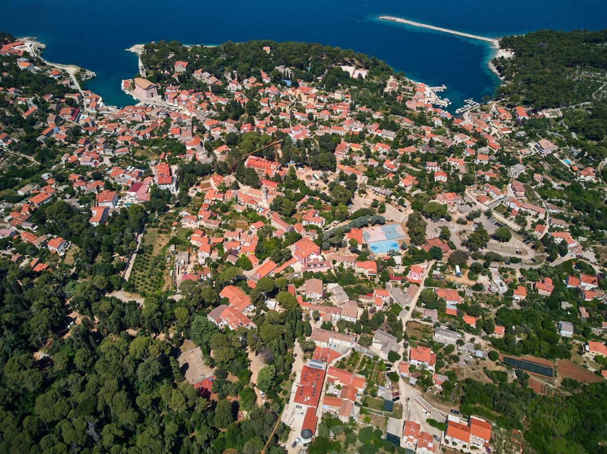 Mediterranes Ferienhaus M. Terrasse Veli Losinj Bagian luar foto
