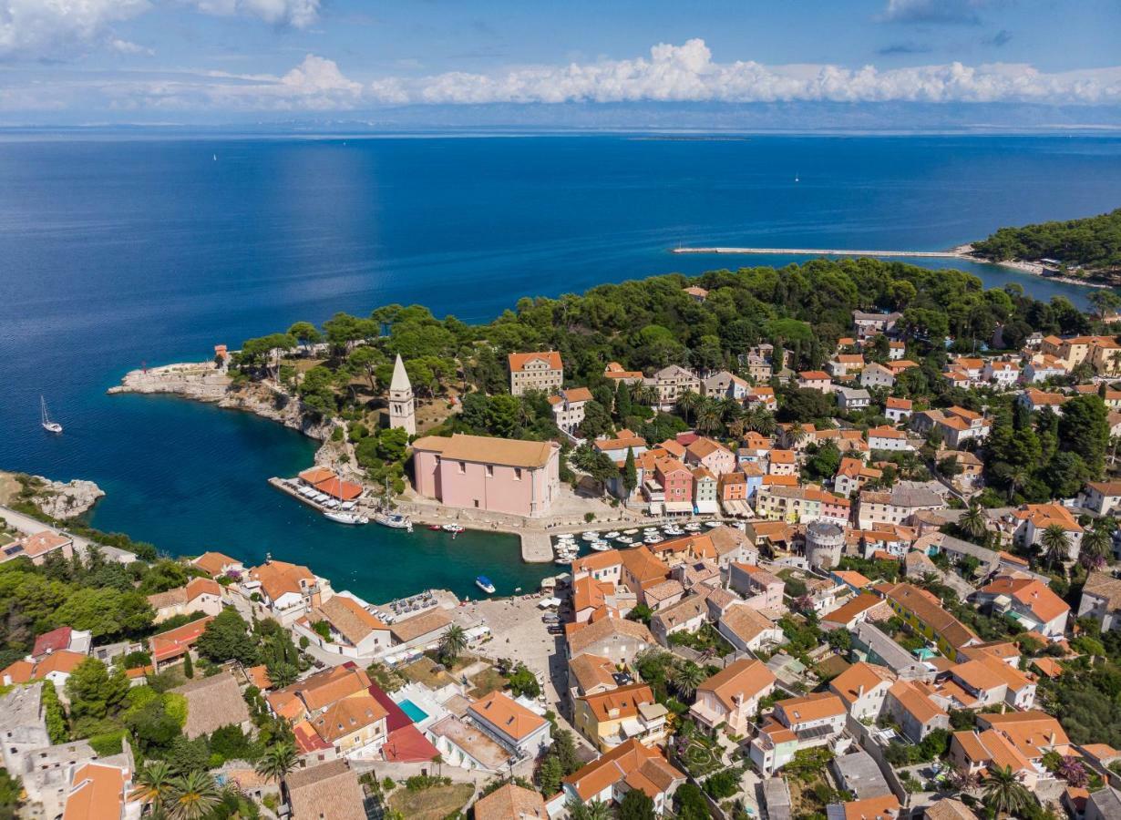 Mediterranes Ferienhaus M. Terrasse Veli Losinj Bagian luar foto