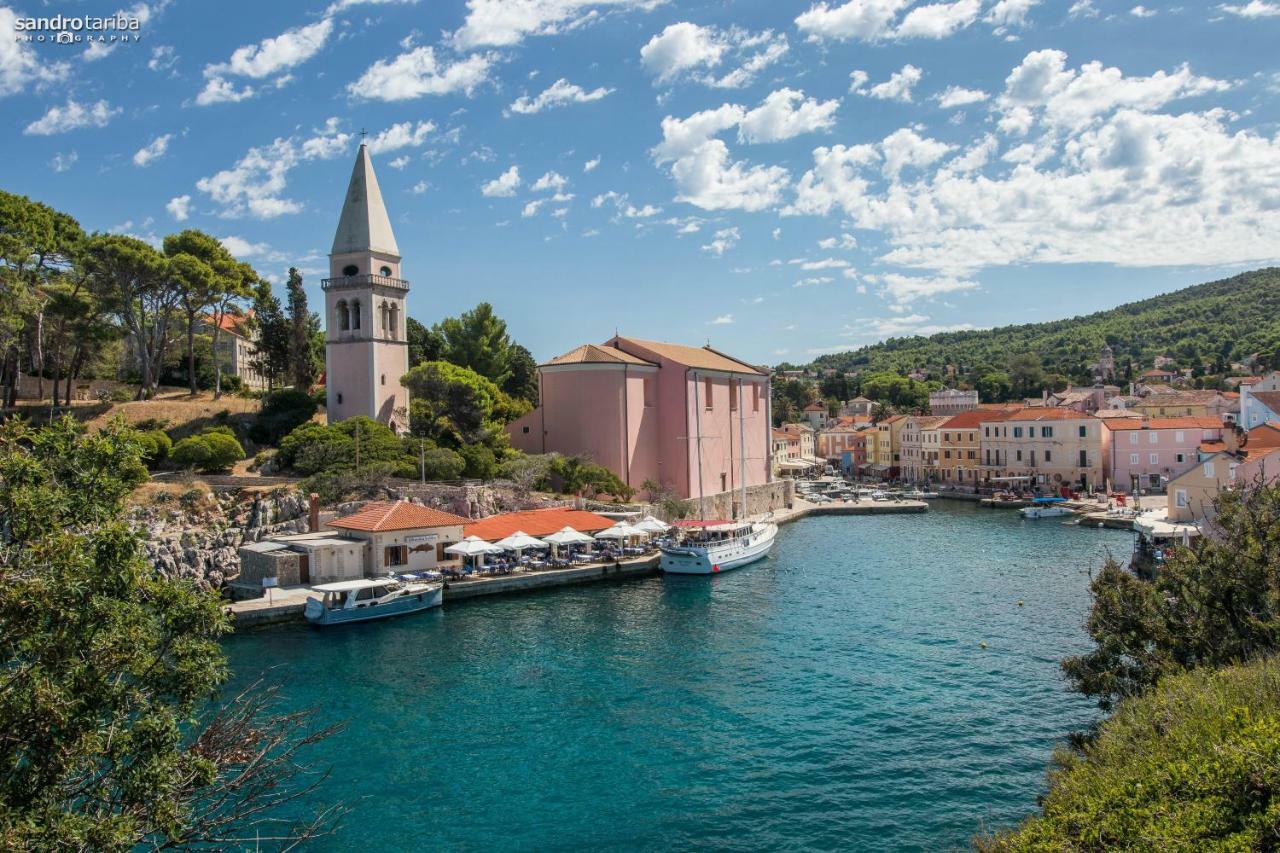 Mediterranes Ferienhaus M. Terrasse Veli Losinj Bagian luar foto