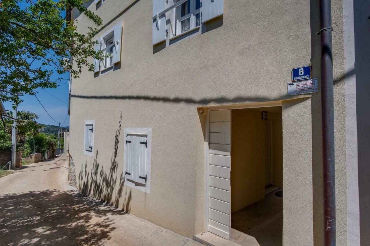 Mediterranes Ferienhaus M. Terrasse Veli Losinj Bagian luar foto